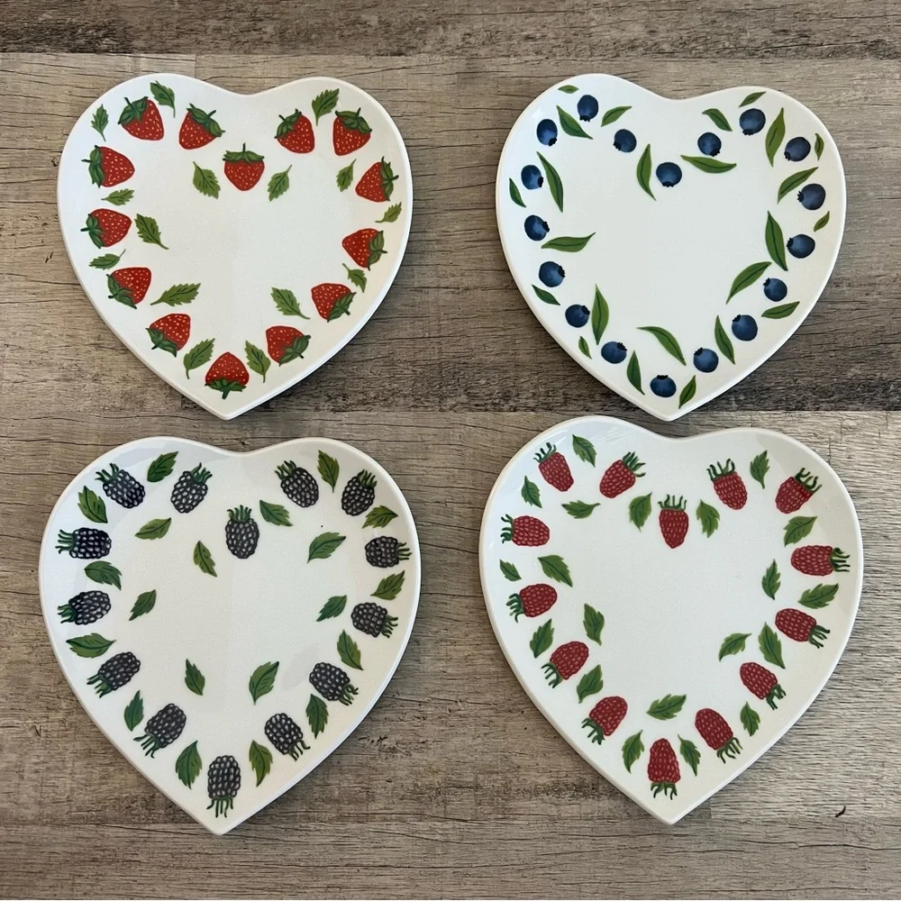 Williams-Sonoma La Fraise Chene Heart Shaped Fruit/Dessert Plate. Japan. 6.75
